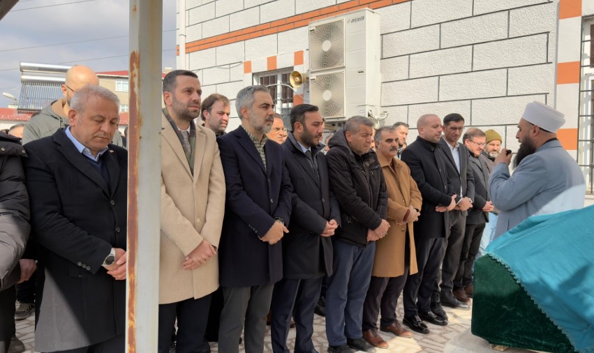 İlçe Yönetim Kurulu Üyemiz Cihangir Uzuntaş’ın vefat eden validesinin cenazesine teşkilatımız ile katıldık.