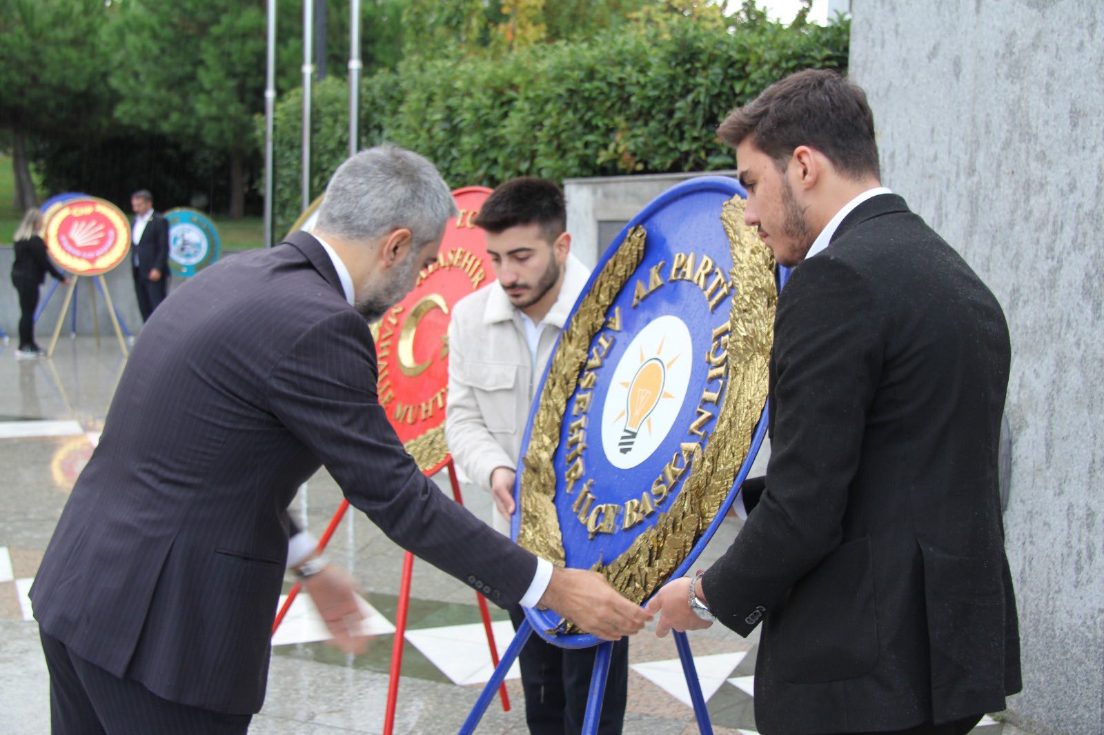 19 Ekim Muhtarlar Günü münasebetiyle gerçekleştirilen çelenk koyma törenine teşkilat mensuplarımız ile katıldık.